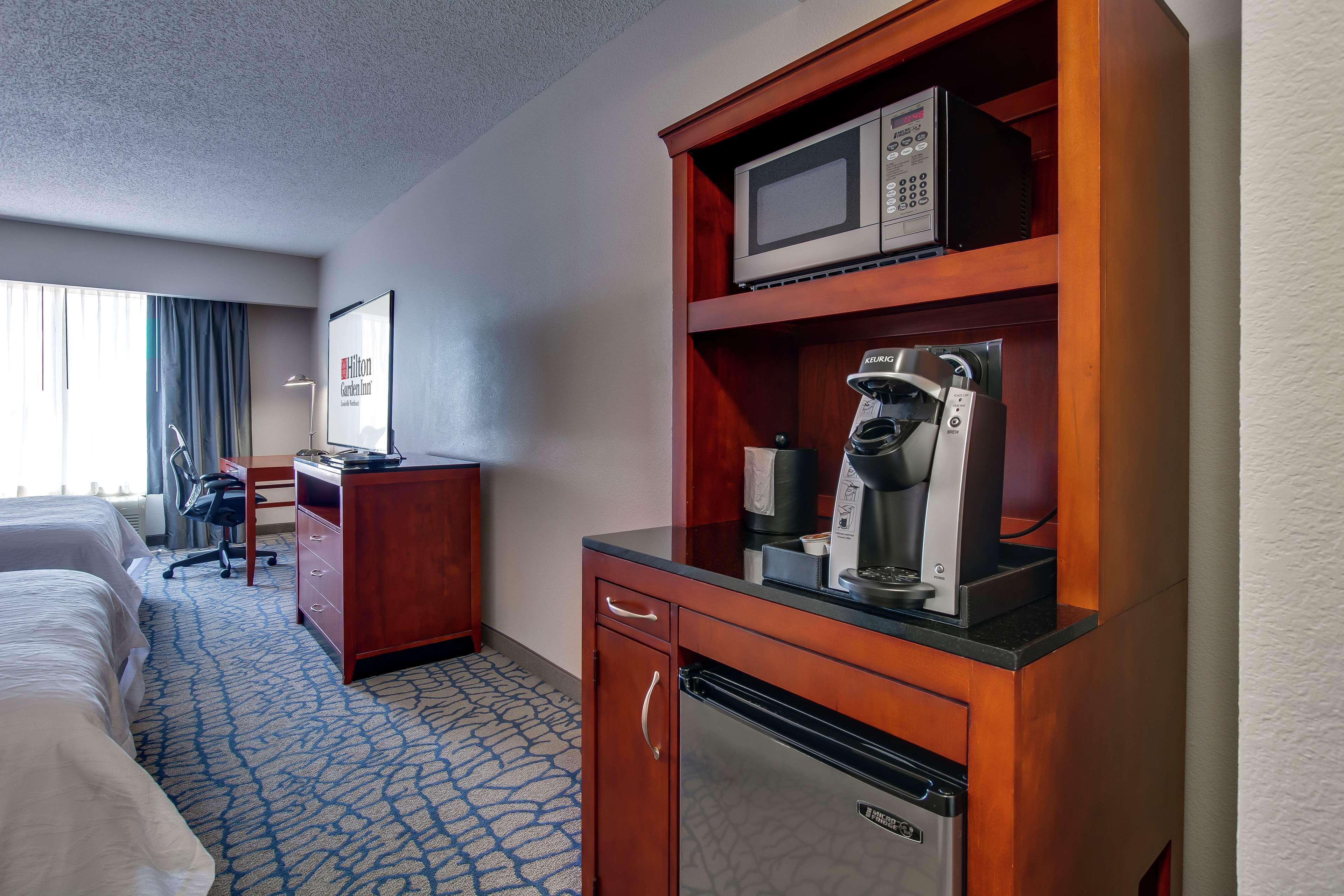 Hilton Garden Inn Louisville-Northeast Kültér fotó