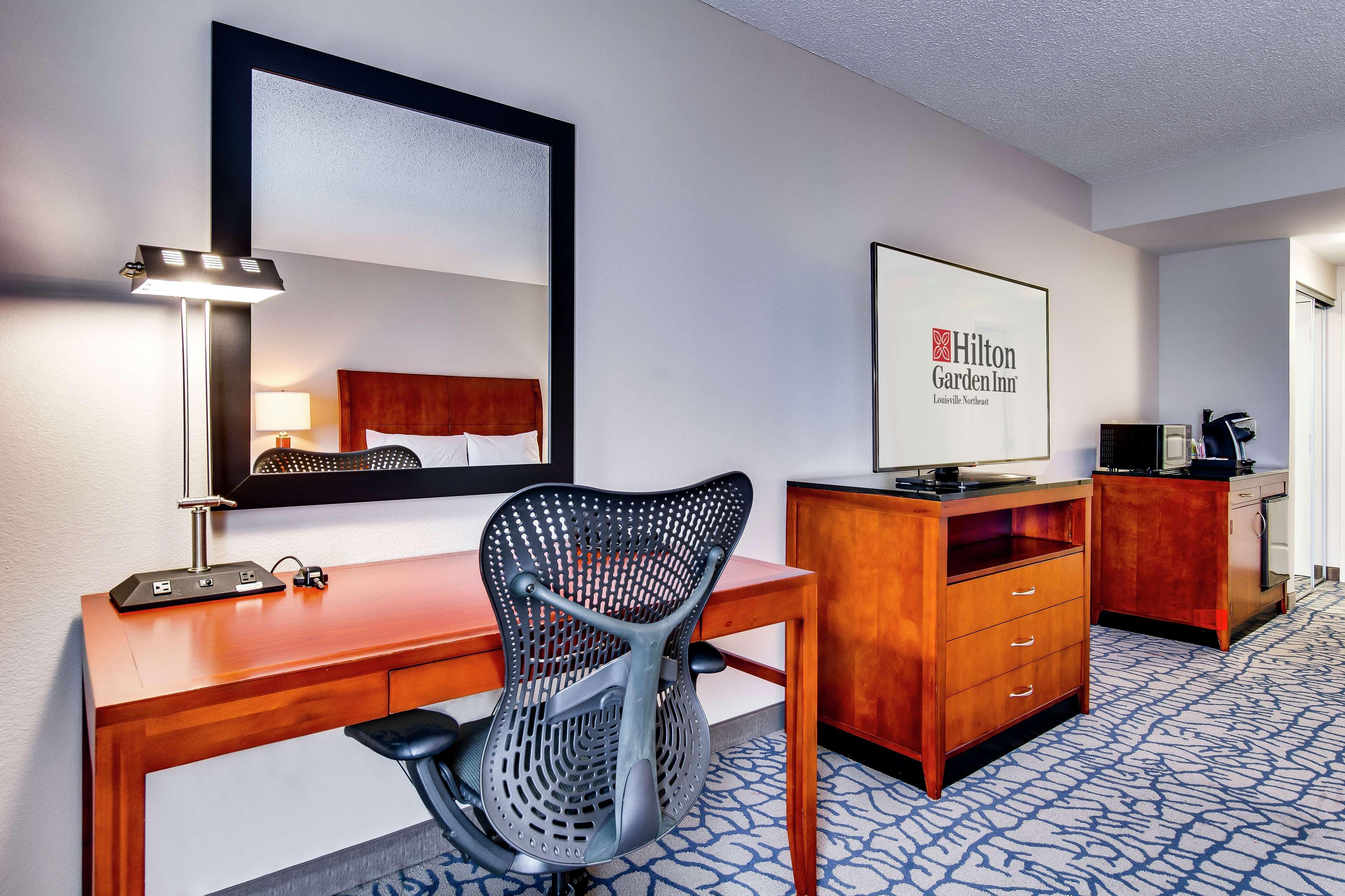 Hilton Garden Inn Louisville-Northeast Kültér fotó